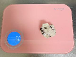 7、红豆年糕,取面剂子称量50克一个