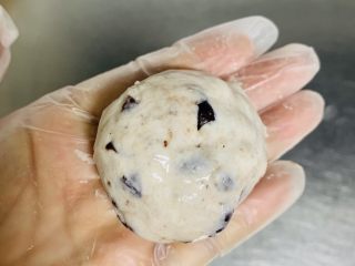 8、红豆年糕,用手整理成圆球。