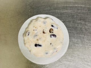 10、红豆年糕,放在烘焙纸上用手指轻轻按扁，厚度为1厘米。