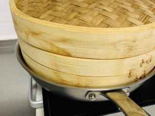 12、红豆年糕,大火烧开水，水开计时5分钟就好了。