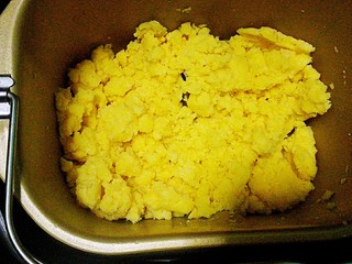 4、蔓越莓绿豆糕,采用面包机，先倒入油，再放绿豆泥