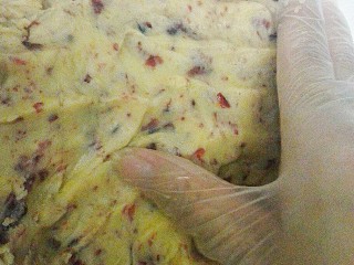 9、蔓越莓绿豆糕,揉进弄碎的蔓越莓干，我白糖加不多，多加蔓越莓，揉至均匀。