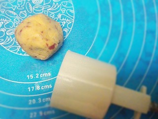 10、蔓越莓绿豆糕,取绿豆泥，大小看模具里提示的克数，准备好模具，模具里涂上点油。