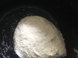 1、香脆葱花饼,面粉加热水揉成面团，醒10分钟。