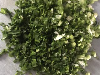 2、香脆葱花饼,小葱切细小段备用。