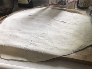 3、香脆葱花饼,擀面杖擀成这样厚度的圆饼。
