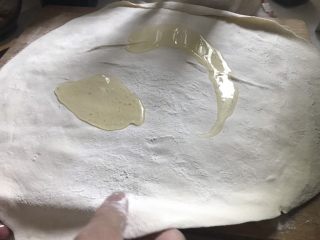 4、香脆葱花饼,抹上猪油(玉米油或花生油也可以）图片是玉米油。