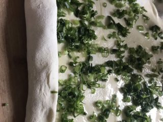 6、香脆葱花饼,由内卷成长条。
