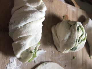 7、香脆葱花饼,均匀切成段，拧成卷。(如图)