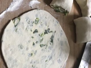 8、香脆葱花饼,从中间压扁，擀成薄饼。