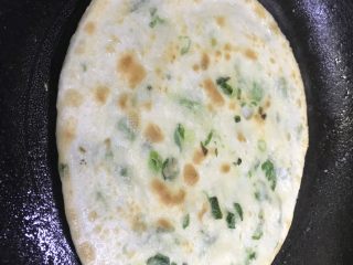 9、香脆葱花饼,锅中倒入猪油，小火慢慢煎成两面微黄。
