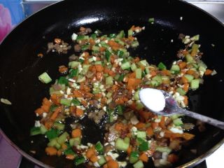 4、彩色饭团,加入1克昆布粉提鲜，盛出备用