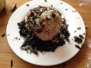 5、彩色饭团,其中两个外面包裹紫菜碎