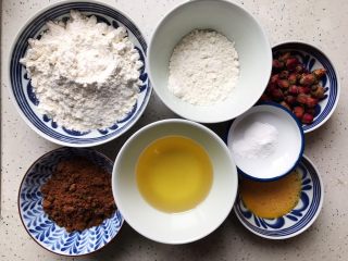 1、玫瑰花红糖小酥饼,首先我们准备好所有食材：低筋粉：50g，中筋粉：150g，红糖：60g，食用油：100g，玫瑰花20g，泡打粉：3g，全蛋液：25g