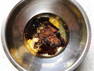 4、玫瑰花红糖小酥饼,将食用油，红糖，全蛋液混合