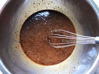 5、玫瑰花红糖小酥饼,搅拌均匀至完全融合