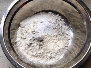 6、玫瑰花红糖小酥饼,将低筋粉、中筋粉、泡打粉混合