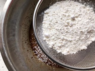 7、玫瑰花红糖小酥饼,过筛倒入混合物内