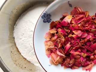 8、玫瑰花红糖小酥饼,再加入玫瑰花