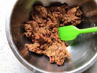 9、玫瑰花红糖小酥饼,用硅胶铲辅助搅拌至无干粉