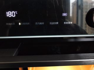 11、玫瑰花红糖小酥饼,美的蒸烤一体机选择石窟烘烤，180度预热