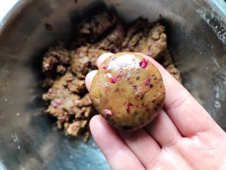 12、玫瑰花红糖小酥饼,取25g面团，用手搓圆之后稍微按扁，将边缘开裂的地方轻轻捏几下，形成一个扁圆形