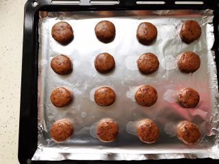 13、玫瑰花红糖小酥饼,全部整形完毕，摆放的时候注意间隔