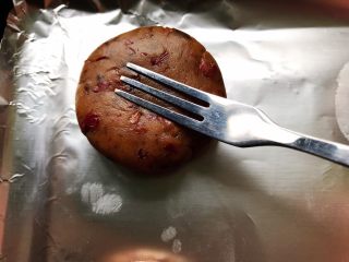 14、玫瑰花红糖小酥饼,喜欢的话还可以用叉子在表面按一下，形成花纹