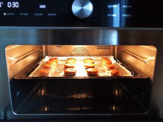 16、玫瑰花红糖小酥饼,放入预热好之后的美的蒸烤一体机，中层