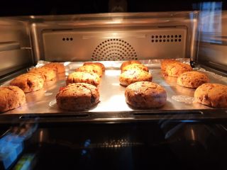 18、玫瑰花红糖小酥饼,烤好之后不要马上拿出来，再焖5分钟，即可