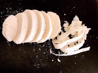 2、面包糠,把馒头切成小片，剥去外皮