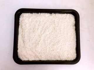 3、面包糠,然后用手搓成细末