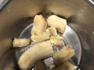 1、香蕉黑巧粘米粉戚风,香蕉选熟一些的。