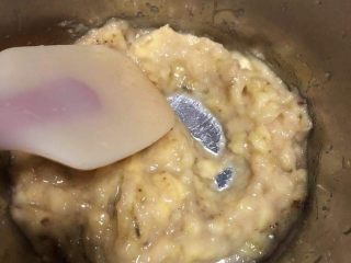 2、香蕉黑巧粘米粉戚风,碾碎成泥。