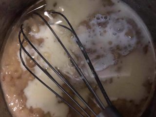 4、香蕉黑巧粘米粉戚风,香蕉泥里倒入牛奶和油。