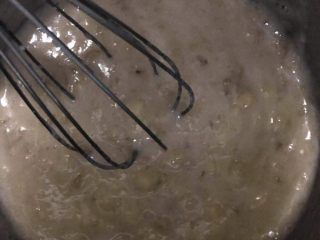 5、香蕉黑巧粘米粉戚风,搅拌均匀。