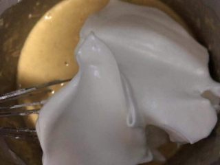 11、香蕉黑巧粘米粉戚风,取一部分蛋白加入蛋黄糊中。