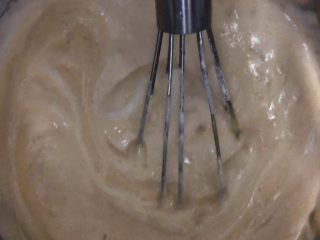 12、香蕉黑巧粘米粉戚风,搅拌均匀。