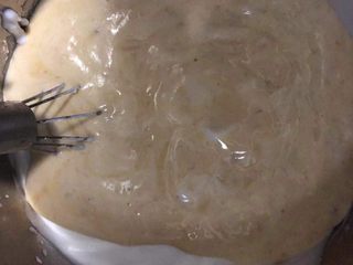 13、香蕉黑巧粘米粉戚风,再倒回剩余的蛋白里。