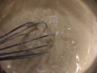 14、香蕉黑巧粘米粉戚风,先用蛋抽初步拌匀。