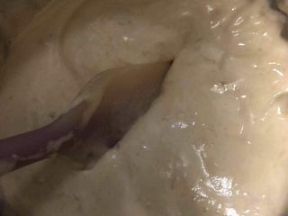 15、香蕉黑巧粘米粉戚风,再用刮刀快速地从底部向上翻拌均匀。