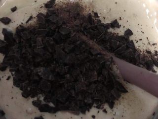 16、香蕉黑巧粘米粉戚风,加入黑巧克力碎，翻拌几次。