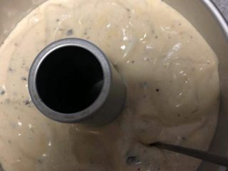 17、香蕉黑巧粘米粉戚风,倒入模具，用筷子划几个圈，去除大气泡。