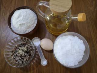 1、酥香+营养+三色藜麦桃酥,原料：鸡蛋、煮熟的三色藜麦、面粉（普通面粉）、小苏打、泡打粉、盐、玉米油、白糖。