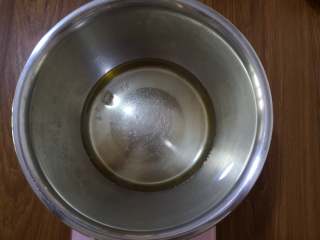 2、酥香+营养+三色藜麦桃酥,称量玉米油倒入盆中，加入盐。