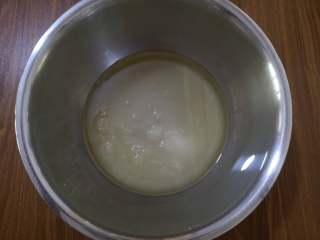 3、酥香+营养+三色藜麦桃酥,加入白糖，搅拌均匀。