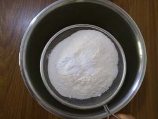 4、酥香+营养+三色藜麦桃酥,将面粉、小苏打和泡打粉，过筛入盆中，用刮刀搅拌均匀。