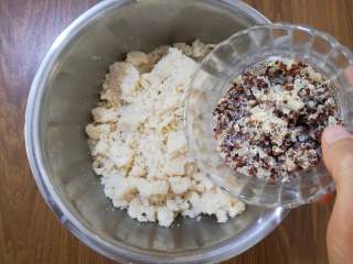 5、酥香+营养+三色藜麦桃酥,倒入三色藜麦，搅拌均匀。