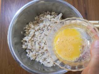 6、酥香+营养+三色藜麦桃酥,鸡蛋打散后，加入至盆中。