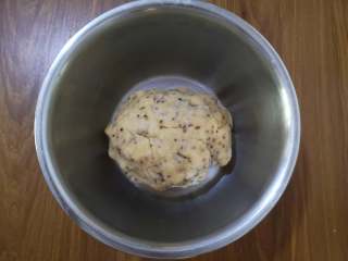 7、酥香+营养+三色藜麦桃酥,和成面团。